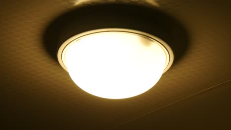 cerca de la luz del techo
