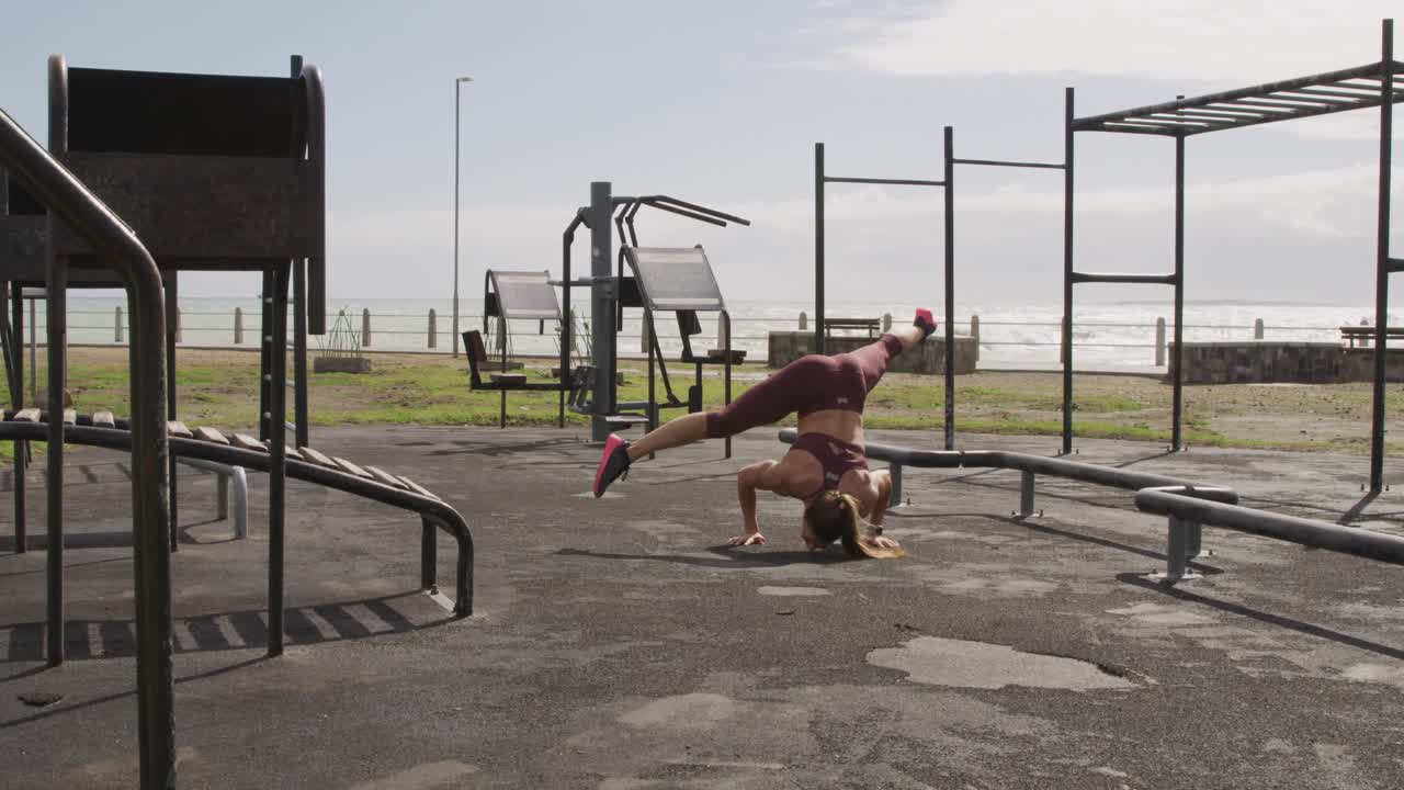 mujer caucásica deportiva haciendo ejercicio en un gimnasio al aire libre durante el día