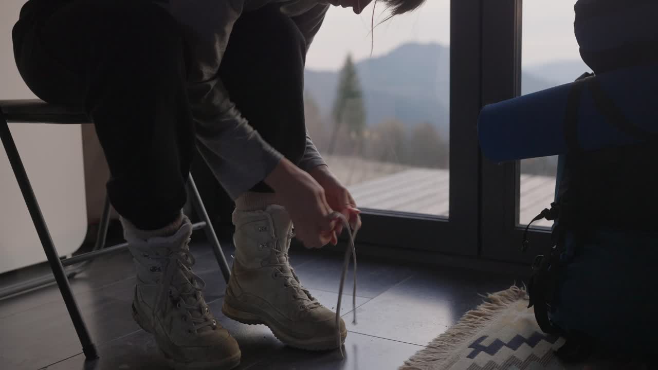 Persona che si allaccia i lacci degli stivali