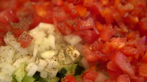 Tomates-Picados,-Cebollas-Y-Pepinos-Sazonados-Con-Pimienta-Negra---Primer-Plano