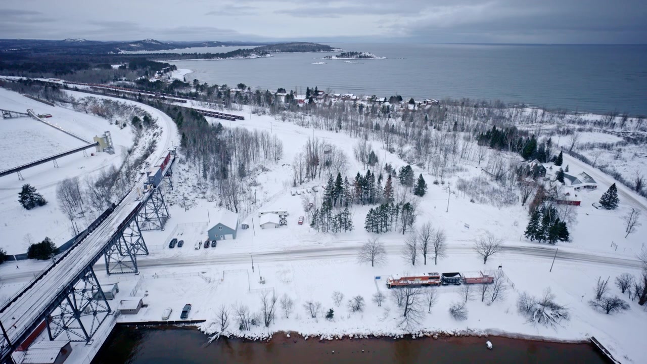 Riprese aeree panoramiche di Marquette, Michigan, coperta di neve