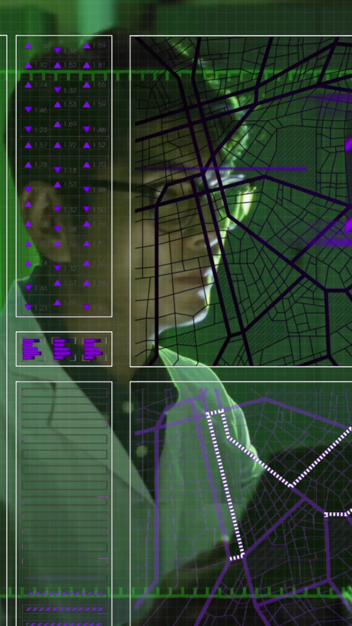 Animace zpracování dat přes asijského muže v serverovně