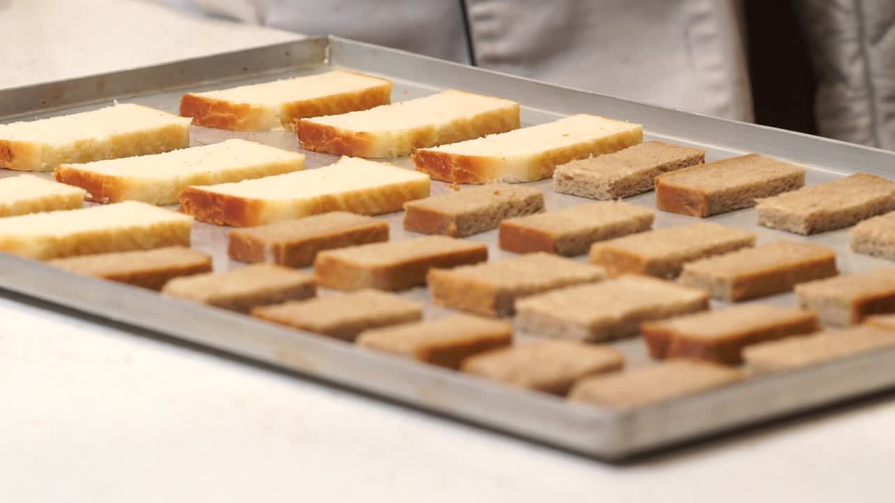 focus shifting little bread slices to big bread slices