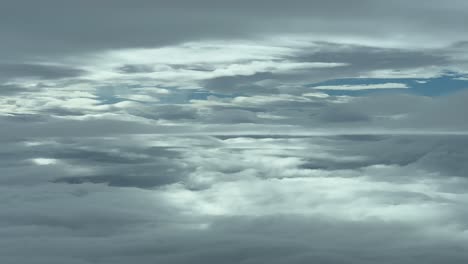 volando serenamente a través de un hermoso cielo nublado