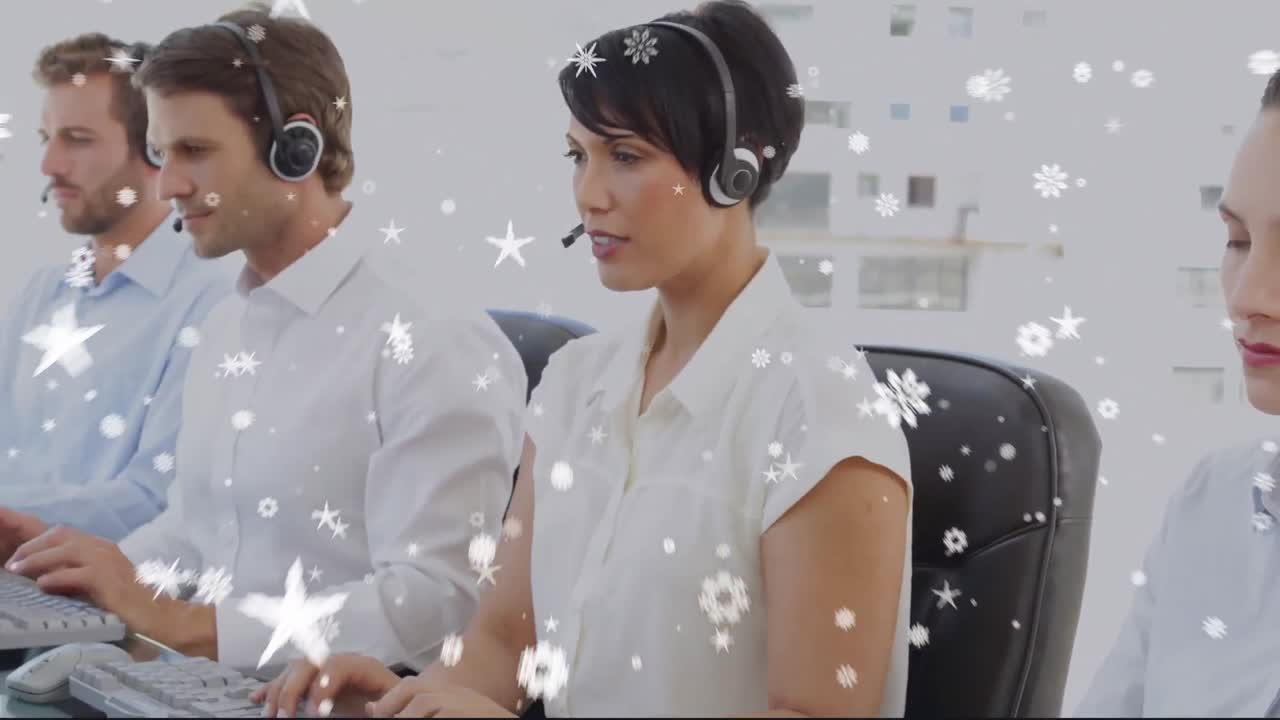 헤드폰 세트를 사용하는 다양한 그룹의 사람들 위에 내리는 눈의 애니메이션