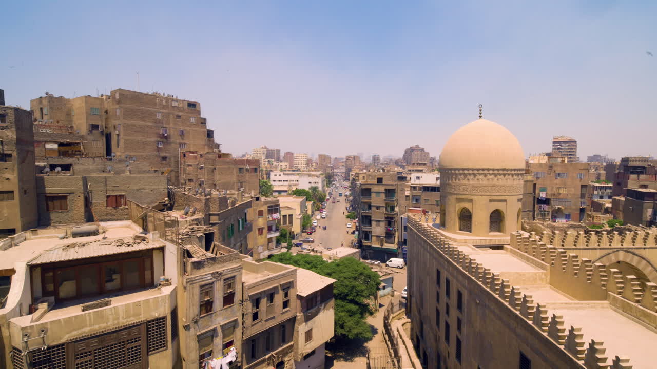 vista de la ciudad desde el minarete de la mezquita ibn tulun durante un día soleado en el cairo, egipto. fotografía aérea