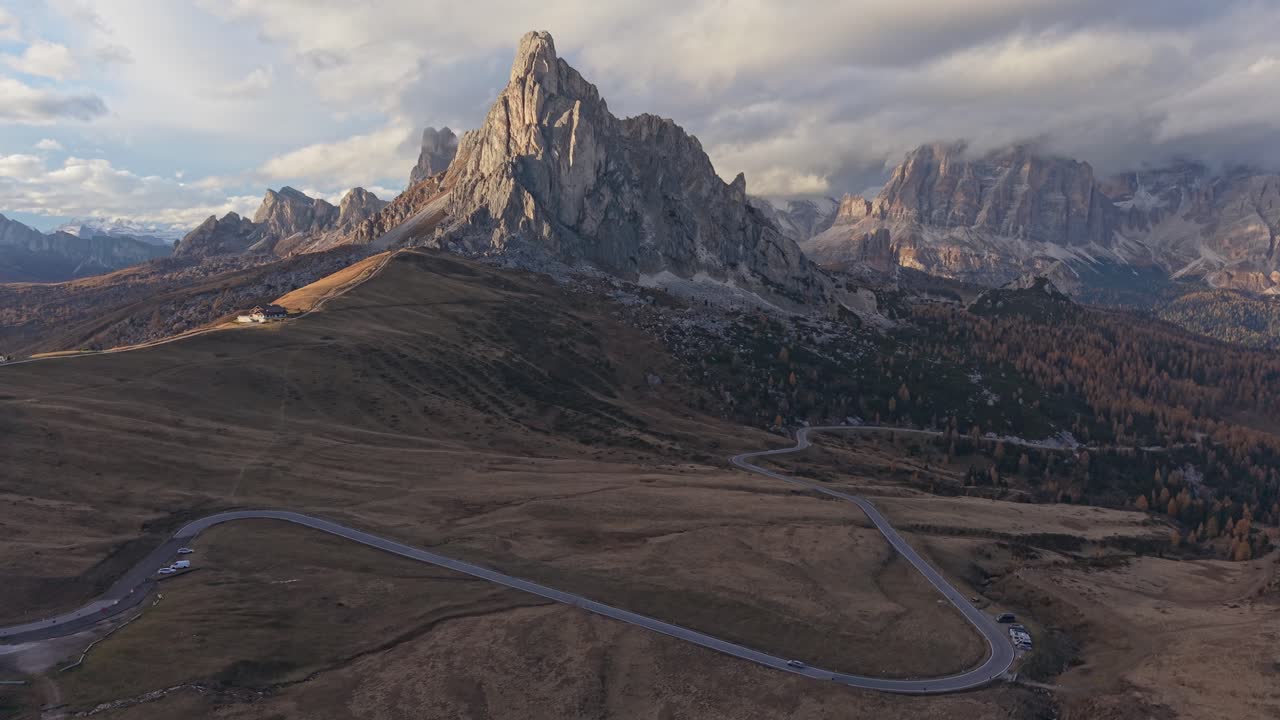 Ripresa con drone di pendii e cime dorate al Passo Giau, Dolomiti, Italia