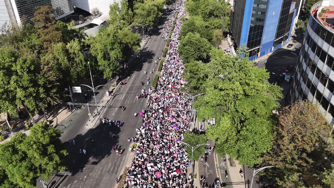 las imágenes aéreas capturan la marcha del día de la mujer en la avenida reforma en cdmx en un día soleado