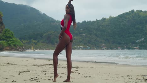 una joven africana con un bikini está en la playa en el paraíso tropical de trinidad y tobago