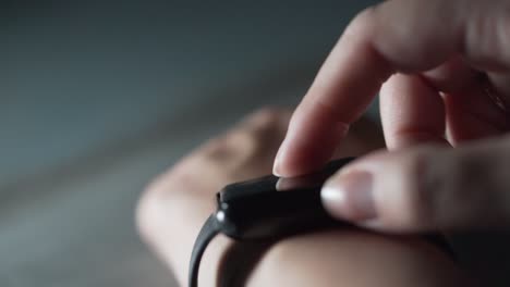 persona que utiliza un reloj inteligente