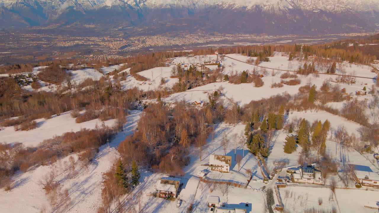 vista pintoresca de un pueblo cubierto de nieve durante el invierno en trentino, italia