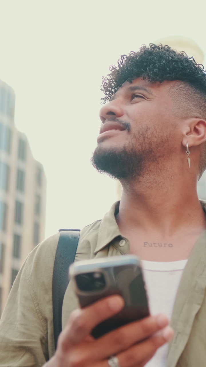 Uomo con telefono cellulare in città