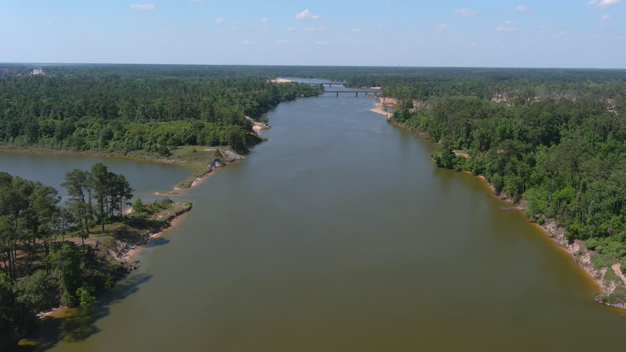 Veduta aerea di auto che guidano su un ponte che attraversa il fiume San Jacinto a Houston, Texas