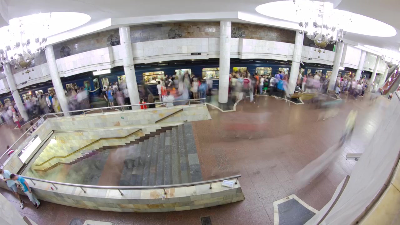 Un treno della metropolitana in partenza dalla stazione Universitet sulla linea Saltivska della metropolitana di Kharkiv timelapse hyperlapse, con passeggeri su una banchina, a Kharkiv, Ucraina