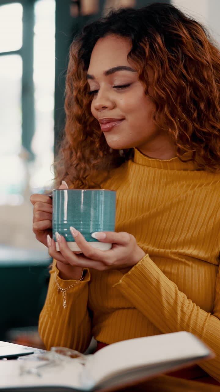 Donna che si gusta un caffè con un libro