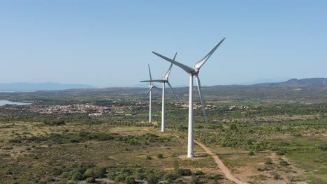 Erneuerbare-Energien,-Moderne-Windkraftanlagen,-Hohe-Corbieres-Anlage,-Antenne,-Frankreich