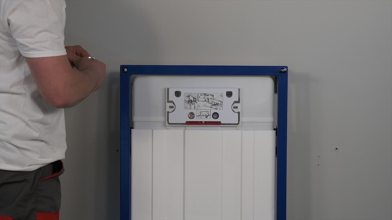 el trabajador que repara e instala el inodoro y descarga utiliza herramientas como alicates y llaves