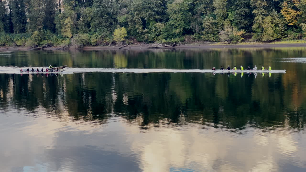 강에서 노를 젓는 스컬링 크루
