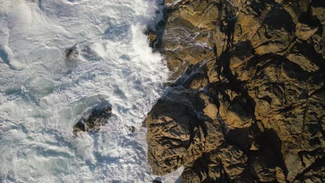 Weiße-Meereswellen-Krachen-An-Der-Felsigen-Küste-Von-Corme-In-Galizien,-Spanien