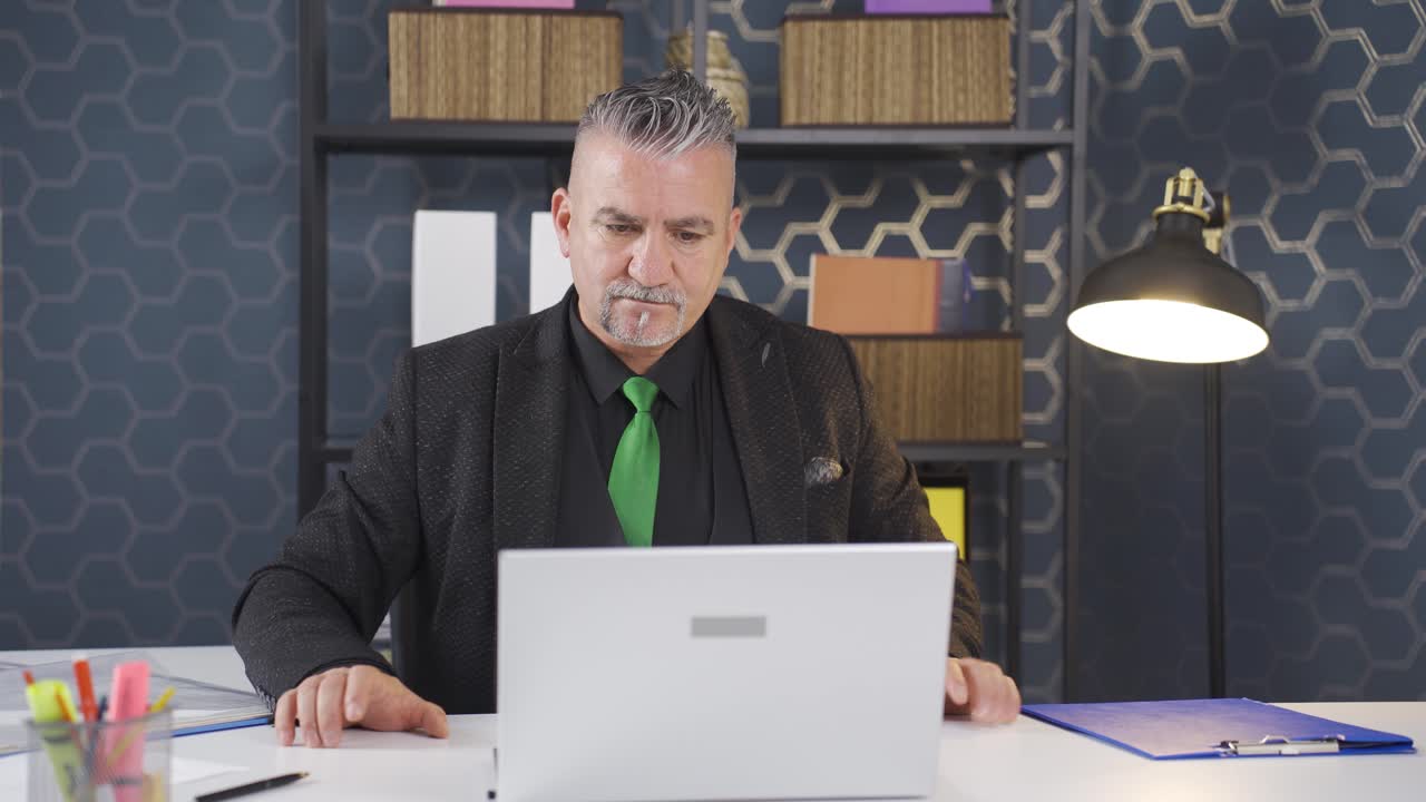 el hombre de negocios nervioso y estresado está pensando.