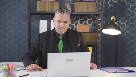 el hombre de negocios nervioso y estresado está pensando.