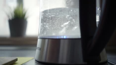 agua hirviendo en una tetera eléctrica