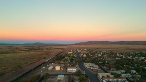 Ciudad-De-Seligman-A-Lo-Largo-De-La-Ruta-66-Durante-La-Puesta-De-Sol-En-Arizona,-Estados-Unidos