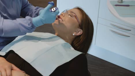 Behandschuhter-Zahnarzt-Injiziert-Weibliche-Patientin-Mit-örtlicher-Anästhesie,-Zahnklinik