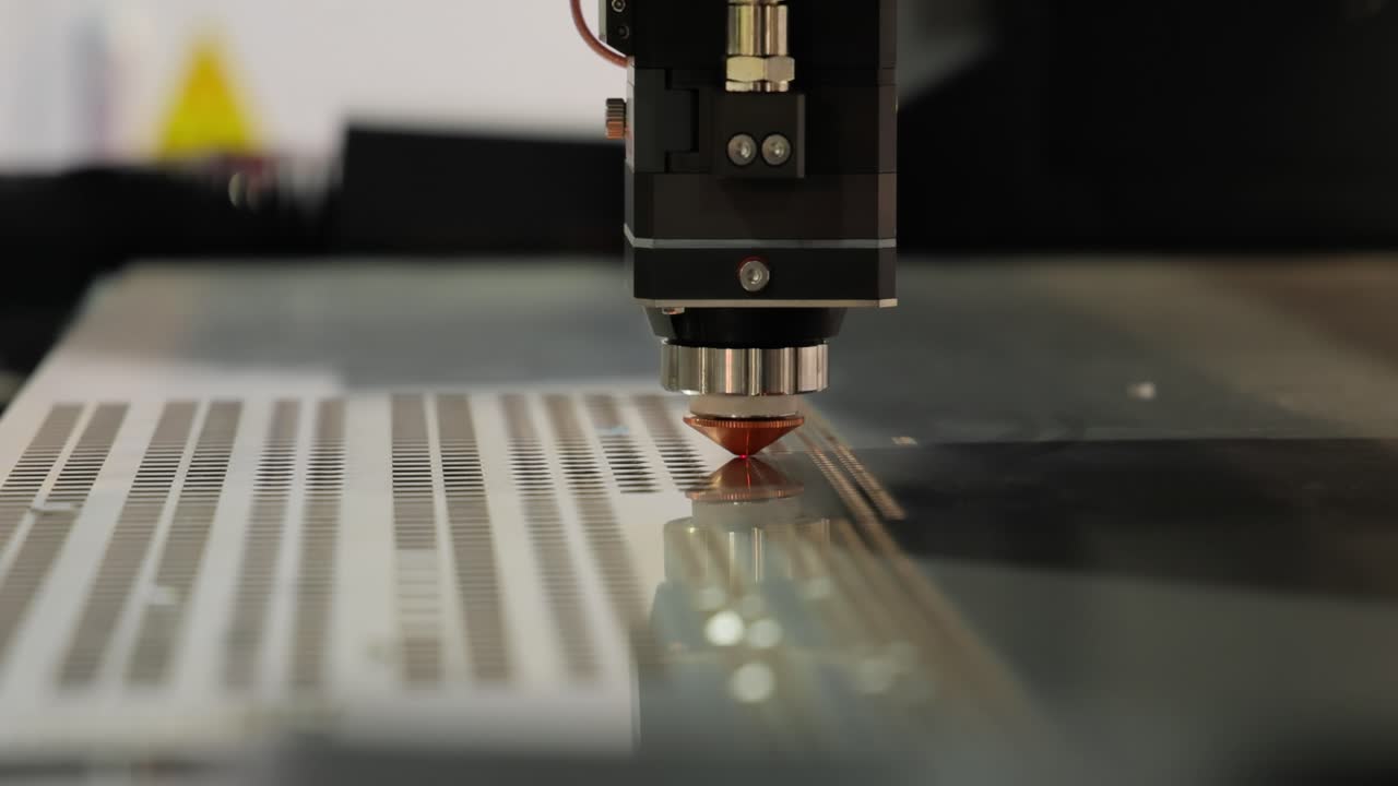 corte láser cnc de metal, tecnología industrial moderna.