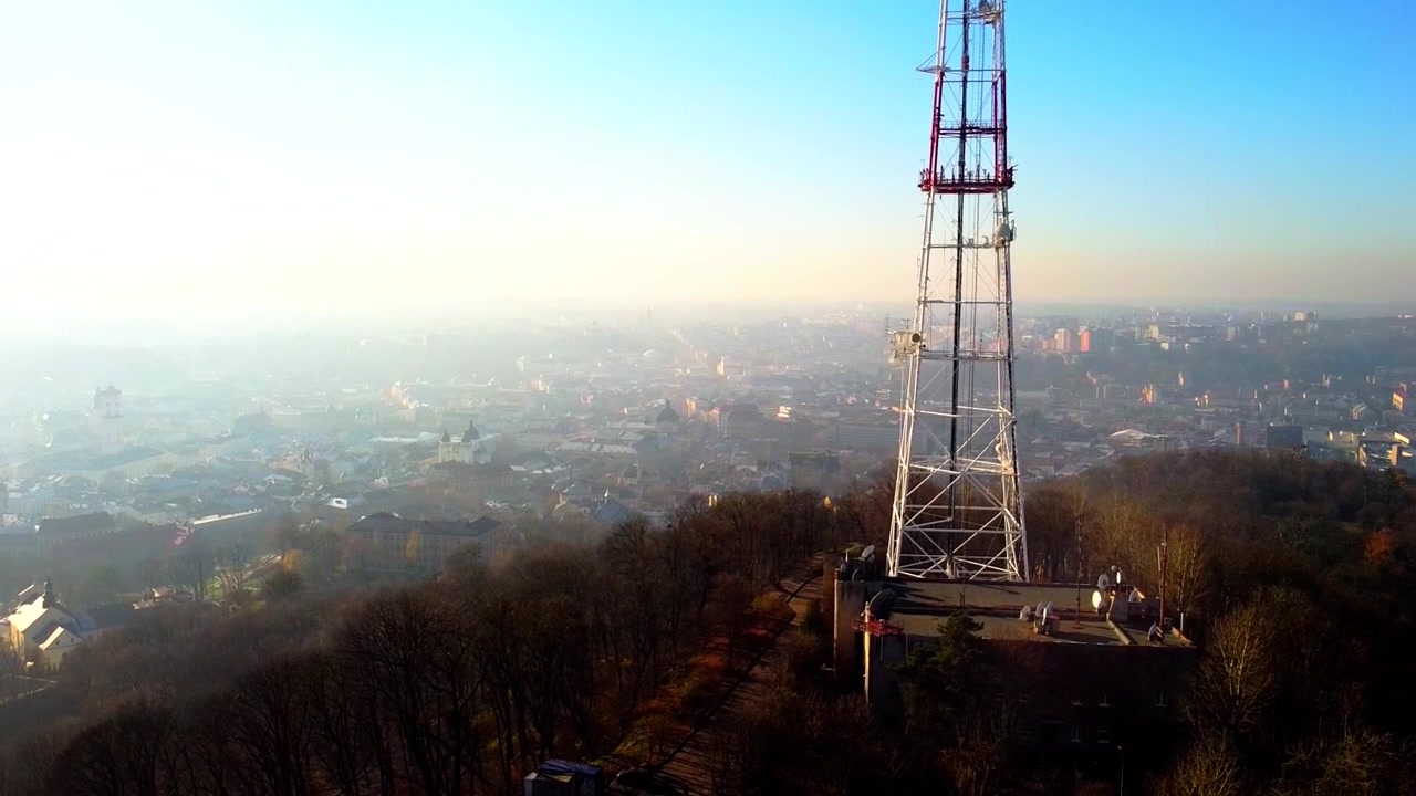 Vista aerea di un drone in volo vicino a una torre TV.