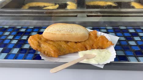 sándwich de pescado frito en un puesto de comida