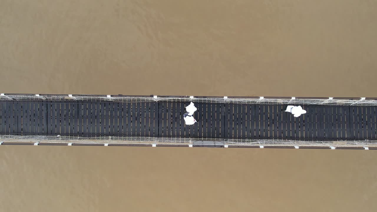 마르타푸라 강 (martapura river) - 다리를 가로질러 는 사람들, 아침에 배를 타고 강을 가로지르는 자르마신의 랜드마크