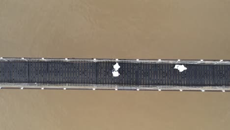 마르타푸라 강 (martapura river) - 다리를 가로질러 는 사람들, 아침에 배를 타고 강을 가로지르는 자르마신의 랜드마크