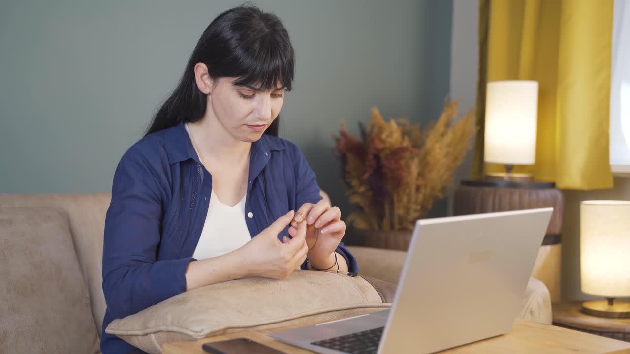 남편과의 별거에 대해 결정하지 못한 여성.