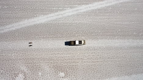 Vogelperspektive-LKW-Fährt-Salar-De-Uyuni-Bolivien,-2-E-Bikes-Fahren-Davor