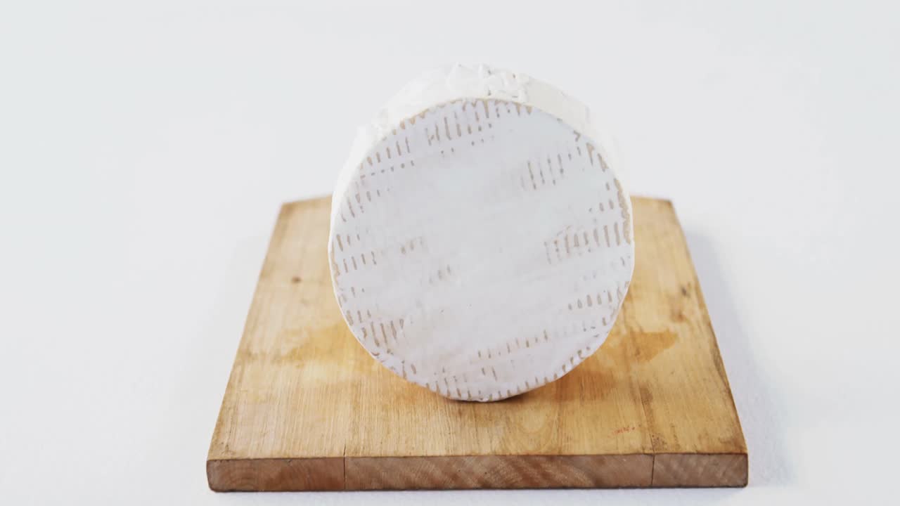 Queso en el tablero de madera