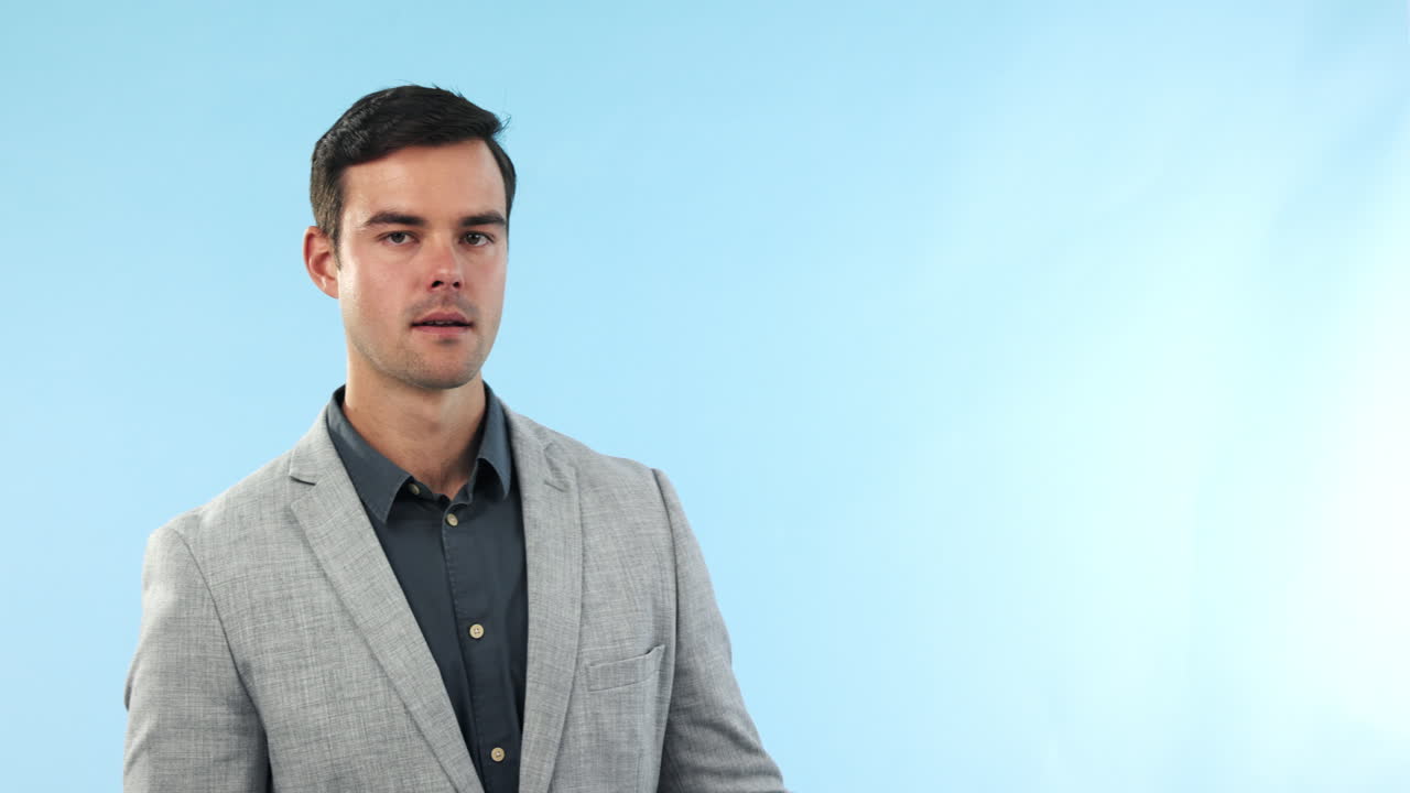 비즈니스 얼굴과 연설 거품을 가진 남자