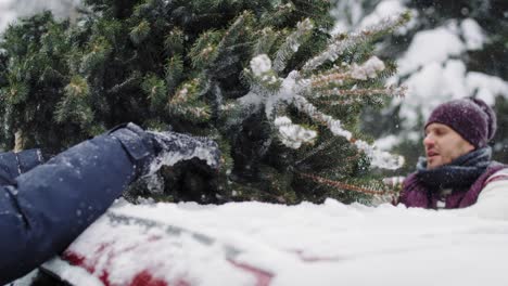 Hombre-Con-Padre-Mayor-Con-árbol-De-Navidad-En-El-Coche.