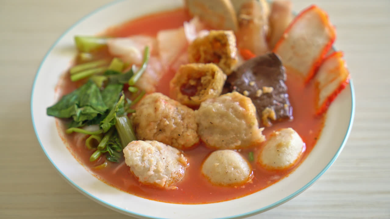 fideos con albóndigas en sopa rosa o yen ta cuatro fideos al estilo asiático