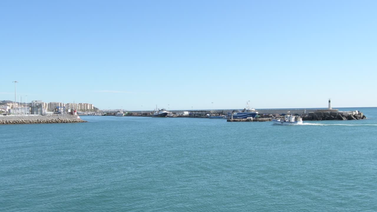 작은 시 선박이 빛 아침에 항구에 들어갑니다.