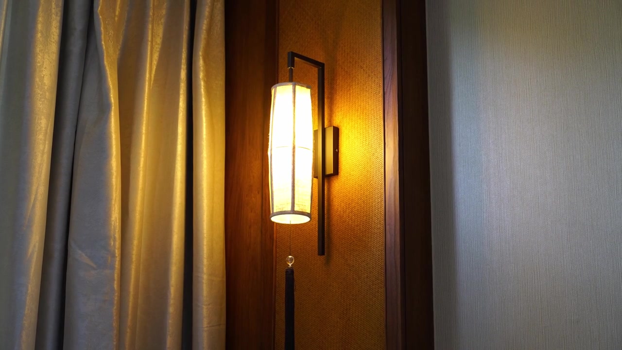 Käsivaralta kuvattua materiaalia lämpimästä valosta päivällä.
