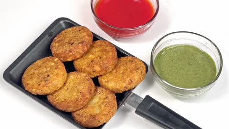 Aloo-Tikki,-Indischer-Snack,-Kartoffelpastetchen,-Serviert-Mit-Koriander-Chutney