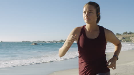 Fitness,-Mujer-Y-Correr-En-La-Playa