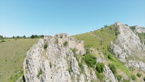 Acercándose-A-Las-Ruinas-Del-Chateau-Roquefixade