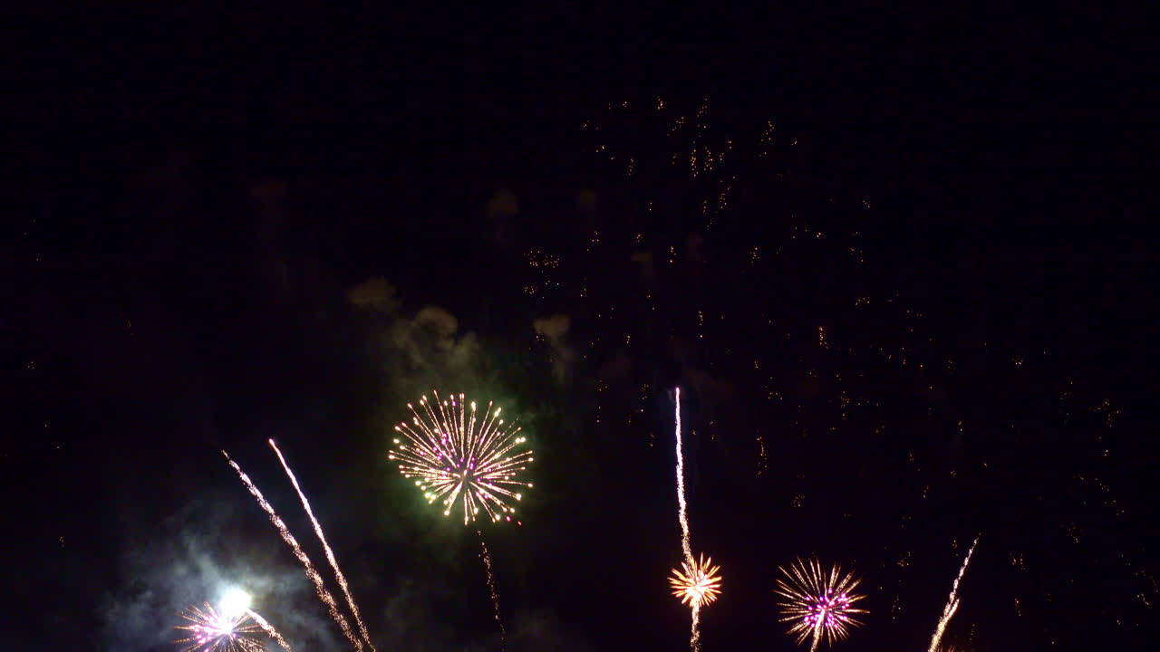 hermosos fuegos artificiales coloridos abstractos explotan en el cielo por la noche un símbolo de celebración en el aniversario de año nuevo para el fondo