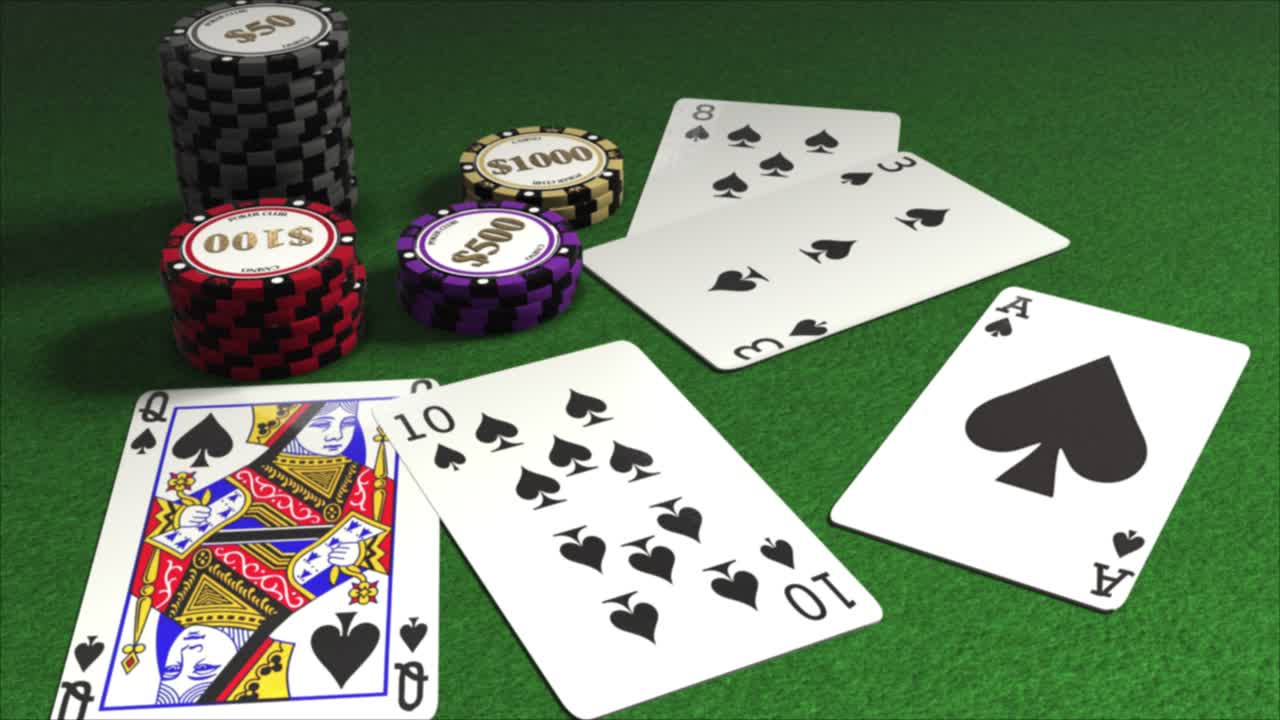 cartas repartidas en una mesa de póquer con montones de fichas de juego - manos de póquer - mano fuerte - color en picas - as, tres, ocho, diez y reina