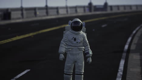 astronauta está de pie en una carretera vacía durante un día despejado
