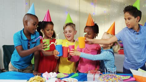 Niños-Felices-Brindando-Bebidas-Durante-La-Fiesta-De-Cumpleaños-4k