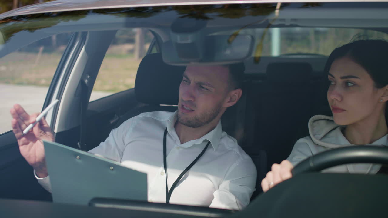 profesor de autoescuela con estudiante