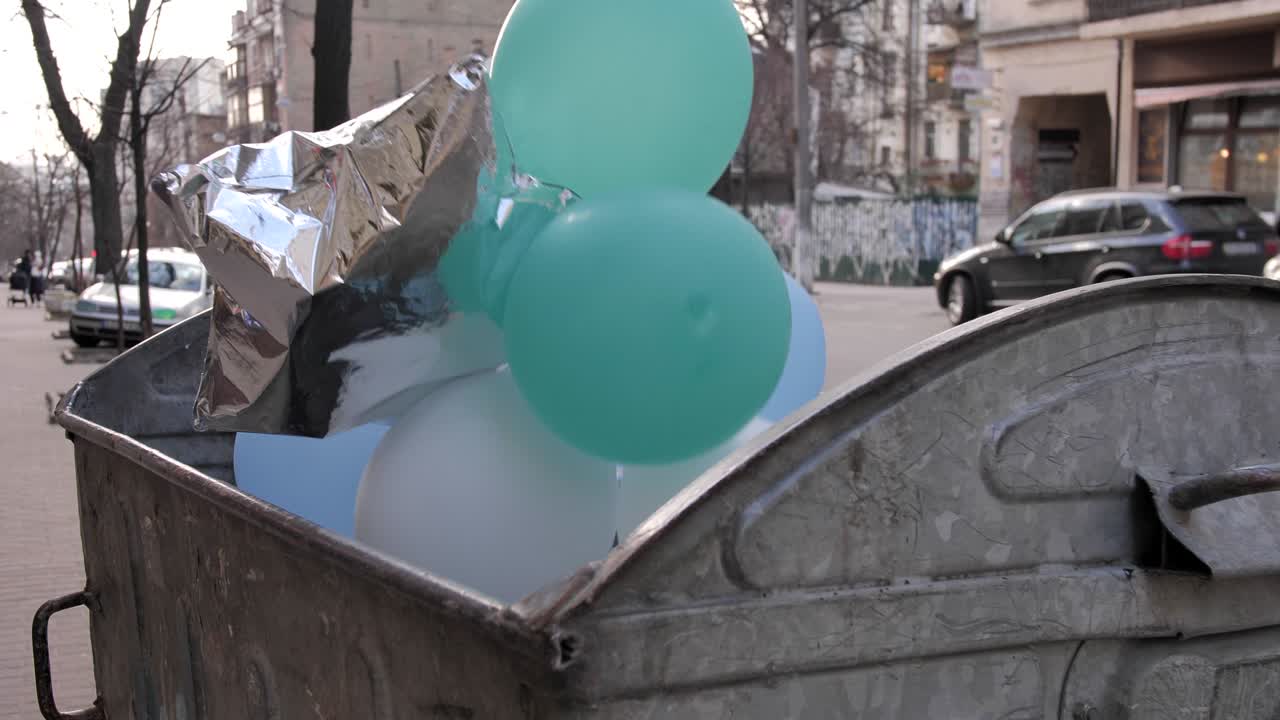 재활용되지 않는 제품을 위한 쓰레기통에 있는 풍선 어리